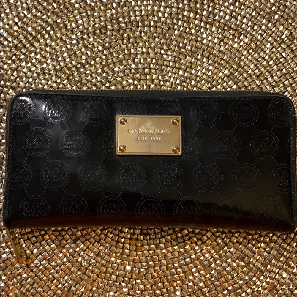 Micheal Kors zip around Black Wallet